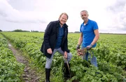 Björn Freitag (l) mit Bernardus Smits, der sich für den Erhalt der regionalen Kartoffelsorte "Berltsumer Gieltsjes" einsetzt. Von Bernardus erfährt Björn, dass auf friesischem Boden Saatkartoffeln für den weltweiten Export angebaut werden - und welche Sorten in welchen Ländern besonders gefragt sind.