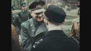 Hitler begr&uuml;&szlig;t einen jungen Soldaten.