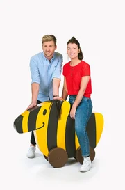 Das Moderationsduo Laura Knöll und Johannes Zenglein präsentiert den Tigerenten Club – der Club mit Action, Spaß, vielen Spielen und jeder Woche mit einem neuen Thema. Das Moderationsduo Laura Knöll und Johannes Zenglein präsentiert den Tigerenten Club – der Club mit Action, Spaß, vielen Spielen und jeder Woche mit einem neuen Thema.