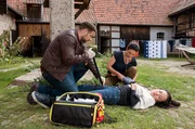 Matteo und Leyla Sherbaz finden auf einem Bauernhof die verletzte Meera Hauser und leisten erste Hilfe.