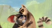 Endlich wieder vereint! King Julien (r.) und Maurice sind endlich wieder vereint und fallen sich auf dem Schlachtfeld in die Arme.