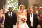 Claude (Christian Clavier) und Charles Vater Andr&eacute; (Pascal N&rsquo;Zonzi) f&uuml;hren Laure (&Eacute;lodie Fontan) zum Altar.