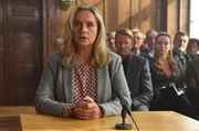 Bettina Rauter (Susanne Michel) soll ihren Chef entlasten.