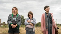 Fanny (Amber Bongard) &uuml;berzeugt ihre Chefin Britta (Meret Becker), das widerspenstige Pflegekind Ari (Luna Paiano) auf Gut Kaltenbach unterzubringen. Ob das klappt?