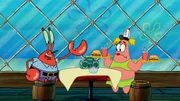 L-R: Mr. Krabs, Patrick als Patricia