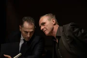 Eric Rittmann (Dirk Martens, r.) hält während der Vernehmung Rücksprache mit seinem Anwalt. Eric Rittmann (Dirk Martens, r.) hält während der Vernehmung Rücksprache mit seinem Anwalt.