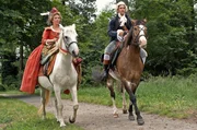 Die K&ouml;nigin von Lichterwald und ihr Sohn, Prinz Augustin, reiten zu ihrem Schloss. Nur eine reiche Hochzeit kann das verarmte K&ouml;nigreich retten.