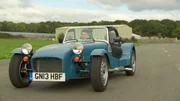 James May in einem Caterham 160 auf der Top Gear Teststrecke.