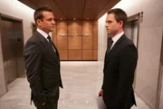 Mike (Patrick J. Adams, r.) und Harvey (Gabriel Macht) wird bei der Übernahmeschlacht um Gillis Industries illegale Zusammenarbeit vorgeworfen. Mike (Patrick J. Adams, r.) und Harvey (Gabriel Macht) wird bei der Übernahmeschlacht um Gillis Industries illegale Zusammenarbeit vorgeworfen.