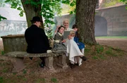 Trügerisches Familienidyll: Maria Hoflinger (Martina Gedeck) liest ihren Enkelinnen Philomena (Alexandra Huber) und Rosalie (Zeynep Türkgeldi) vor, beobachtet von Adam Mertz (Rainer Bock).