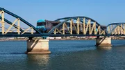 Der Zug überquert den Fluss Arade bei Portimão. Der Zug überquert den Fluss Arade bei Portimão.