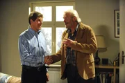 Martin und Roland versöhnen sich. Von links: Roland Bamberger (Horst Kummeth) und Martin Kirchleitner (Hermann Giefer). Martin und Roland versöhnen sich. Von links: Roland Bamberger (Horst Kummeth) und Martin Kirchleitner (Hermann Giefer).