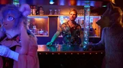 Mies gelaunt: Barmann Markus B&ouml;hm (Leo Reisinger) bei einer Furry-Party.