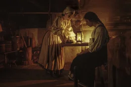 Die Mutter (Jana Olhov&aacute;, li.) tadelt Bohdanka (Martha Issov&aacute;, re.) daf&uuml;r, dass sie sich drau&szlig;en herumtreibt.
