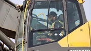 Tyson Lee arbeitet im Bagger Tyson Lee arbeitet im Bagger