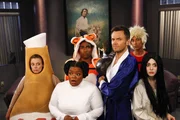 Eigentlich ist die Clique auf dem Weg zu einer Halloweenparty, doch der Weg dorthin f&uuml;hrt Britta (Gillian Jacobs, l.), Shirley (Yvette Nicole Brown, 2.v.l.), Jeff (Joel McHale, 2.v.r.), Annie (Alison Brie, r.), Abed (Danny Pudi, r. hinten) und Troy Barnes (Donald Glover, l. hinten) direkt in eine Geistervilla ...