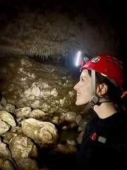 Hannah Emde macht sich auf den Weg in die Unterwelt der H&ouml;hle Huda lui Papar?. Ihr Weg f&uuml;hrt durch einen eiskalten Fluss und v&ouml;llige Dunkelheit.