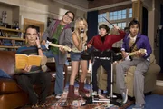 (2. Staffel) - Durch die äußerst attraktive Penny (Kaley Cuoco, M.) wird das Leben der introvertierten Freunde Leonard (Johnny Galecki, 2.v.l.), Sheldon (Jim Parsons, l.), Rajesh (Kunal Nayyar, r.) und Howard (Simon Helberg, 2.v.r.) völlig auf den Kopf gestellt ...