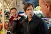 Als Wilsberg (Leonard Lansink, r.) und Ekki (Oliver Korittke, M.) einen entspannenden Einkauf auf dem Wochenmarkt machen, wird Ekki von dem Mechaniker Hartung (Johannes Zeiler, l.) pl&ouml;tzlich heftig beschuldigt, ihn durch Steuernachzahlungen in den Ruin getrieben zu haben.