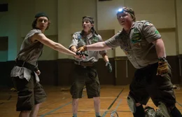 Als die drei Freunde und begeisterten Pfadfinder Augie (Joey Morgan, r.), Carter (Logan Miller, l.) und Ben (Tye Sheridan, M.) beschlie&szlig;en, ein Wochenende im Wald zu verbringen, ahnen sie nicht, dass sie schon bald mitten in eine Zombie-Apokalypse geraten ...