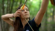 Die Biologin Sandra Aurenhammer bringt Fallen im Wald an. Sie ist spezialisiert auf K&auml;fer, die altes oder totes Holz zum &Uuml;berleben brauchen.