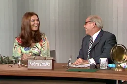 Robert Lembke (r.) als Quizmaster der Sendung &bdquo;Was bin ich?&ldquo;. Zu Gast: die S&auml;ngerin Daliah Lavi