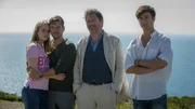 Richard (Michael Fitz, M.) ist mit seinem Sohn Fernando (Emanuel Fitz, r.) nach Cornwall zurückgekehrt, um sich seiner Vergangenheit zu stellen. Dort gibt Rose (Cornelia Ivancan, l.) ihrem Vater klar zu verstehen, dass sie ihn nicht wiedersehen will. Inspektor James Barnes (Ralph Gassmann, 2.v.l.) hält ihr dabei den Rücken frei. Richard (Michael Fitz, M.) ist mit seinem Sohn Fernando (Emanuel Fitz, r.) nach Cornwall zurückgekehrt, um sich seiner Vergangenheit zu stellen. Dort gibt Rose (Cornelia Ivancan, l.) ihrem Vater klar zu verstehen, dass sie ihn nicht wiedersehen will. Inspektor James Barnes (Ralph Gassmann, 2.v.l.) hält ihr dabei den Rücken frei.