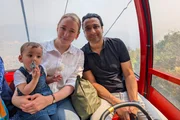 Natalie Dörfler und ihre Familie machen einen Wochenendausflug. Am Rande der Großstadt Kathmandu geht es per Seilbahn in die Berge. Natalie Dörfler und ihre Familie machen einen Wochenendausflug. Am Rande der Großstadt Kathmandu geht es per Seilbahn in die Berge.