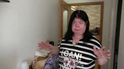 Pamela ist auf der Suche nach einem passenden Schrank für ihre Garderobe. Bei Jasmin ist sie nicht fündig geworden.