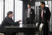 Hat Bruce Morrison (Ken Olin, l.) etwas mit dem Verschwinden seiner Töchter zu tun? Rossi (Joe Mantegna, r.) und Hotch (Thomas Gibson, M.) versuchen dies herauszufinden ...