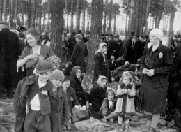 Im  &bdquo;W&auml;ldchen&ldquo; in der N&auml;he der Gaskammern: Die Mordmaschinerie l&auml;uft &ndash; diese Menschen haben nur noch kurze Zeit zu leben.