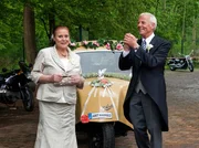 F&uuml;r Charlotte Gauss (Ursula Karusseit) und Otto Stein (Rolf Becker) ist es endlich soweit - der Tag der Hochzeit ist gekommen.
