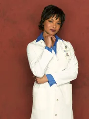 (1. Staffel) - Die Gerichtsmedizinerin Lanie Parish (Tamala Jones) ist eine Freundin von Kate Beckett und die einzige, der gegenüber sich die Teamchefin öffnen kann.