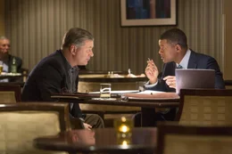 Dr. Bennet Omalu (Alec Baldwin, l.); Dr. Bennet Omalu (Will Smith, r.)