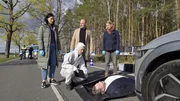 Im Fußraum des Autos liegt die Leiche von Dominik Kühn (r.). Thomas Brandner (Yung Ngo, 2.v.l.) und sein Spusi-Team sind vor Ort. Tamara Meurer (Anja Pahl, 2.v.r.), Pauline Hobrecht (Agnes Decker, l.) und Bernhard Henschel (Michael Lott, M.) nehmen die Ermittlungen auf. Im Fußraum des Autos liegt die Leiche von Dominik Kühn (r.). Thomas Brandner (Yung Ngo, 2.v.l.) und sein Spusi-Team sind vor Ort. Tamara Meurer (Anja Pahl, 2.v.r.), Pauline Hobrecht (Agnes Decker, l.) und Bernhard Henschel (Michael Lott, M.) nehmen die Ermittlungen auf.
