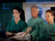 Martin (Bernhard Bettermann) schläft, während sich Otto (Rolf Becker, Mitte), Charlotte (Ursula Karusseit, rechts) und Elena (Cheryl Shepard) gegenseitig trösten und Mut zusprechen.