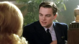 Frank Abagnale Jr. (Leonardo DiCaprio) reist um die Welt und lebt in Saus und Braus, obwohl ihm das FBI bereits auf den Fersen ist.