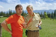 Ist Jogger Harald Singer (Atef Vogel, l.) nur zufällig am Tatort vorbeigekommen oder verschweigt er gegenüber Polizist Mohr (Max Müller, r.) etwas?