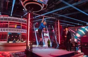 Elisabeth Seitz beim Hula-Reck-Duell.