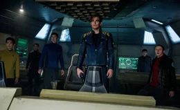 M&uuml;ssen in den Weiten des Weltraums zusammenhalten: (v.l.n.r.) Sulu (John Cho), Chekov (Anton Yelchin), Doc Bones (Karl Urban), Captain Kirk (Chris Pine), Spock (Zachary Quinto) und Scotty (Simon Pegg) ...
