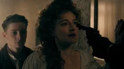 Colina Kandl (Brigitte Hobmeier) stellt sich dem Killer in den Weg, der ihren Sohn Maxi (Marwin Haas) umbringen soll.