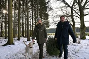 Saskia (Teresa Weißbach) und Winkler (Kai Scheve) beim Weihnachtsbaumschlagen. Saskia erzählt von ihrer Stollen-Spurensuche mit Hund Wolke.