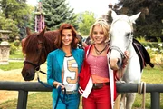 Bibi (Lina Larissa Strahl, r.) und Tina (Lisa-Marie Koroll, l.) sind beste Freundinnen.
