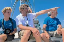 Meeresbiologe Renaud de Stephanis (Mi.), Pr&auml;sident der Meeresschutzorganisation &bdquo;CIRCE&ldquo; (Conservaci&oacute;n, Informaci&oacute;n y Estudios sobre Cet&aacute;ceos), und sein Team