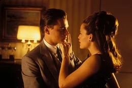 Liebe auf den ersten Blick: Frank (Leonardo DiCaprio, l.) und Cheryl Ann (Jennifer Garner, r.) ...