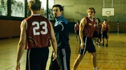 Der Sportlehrer Herms (Anton Weil) geht zwischen Yannik (Jonas Ems, li.) und Simon (Ludger B&ouml;ckelmann, re.), die im Basketballtraining aneinandergeraten sind.