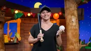 Singa erzählt von dem Sport Baseball. Ihr wurde ein Video geschickt, in dem ihr gezeigt wird, wie man mit dem Ball und Schläger spielt.