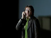 Kommissarin Moreno (Eva Rexed) versucht die entf&uuml;hrte Frau zu finden, mit der sie per Handy in Kontakt steht.