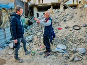 Baba Mahhouz (r.) vor seinem zerbombten Haus in Douma (Syrien) im Gespräch mit Markus Lanz (l.). Baba Mahhouz (r.) vor seinem zerbombten Haus in Douma (Syrien) im Gespräch mit Markus Lanz (l.).