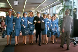 Auch als Ko-Pilot einer gro&szlig;en Fluglinie ist ein Meister der T&auml;uschung. Aber auch als brillanter F&auml;lscher ist Frank (Leonardo DiCaprio, M.) unschlagbar ...